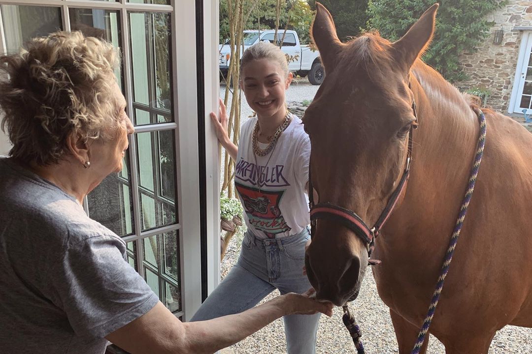 Семейные ценности: Джиджи Хадид растрогала поклонников милыми фото с бабушкой и мамой